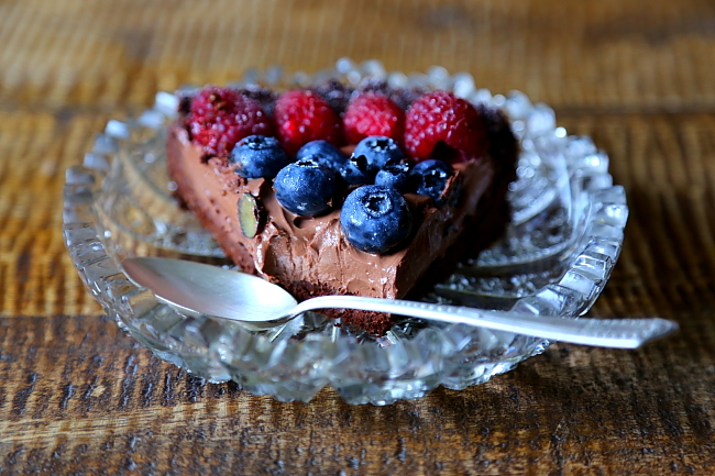 Ciasto czekoladowe z owocami leśnymi na daktylowym spodzie bezglutenowe