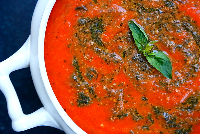 Zupa krem z pieczonych pomidorów malinowych wegańska