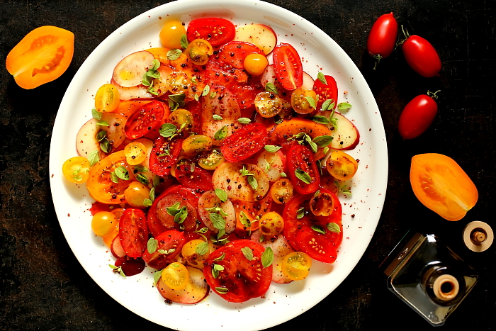Brzoskwinie z pomidorami - doskonała sałatka na lato