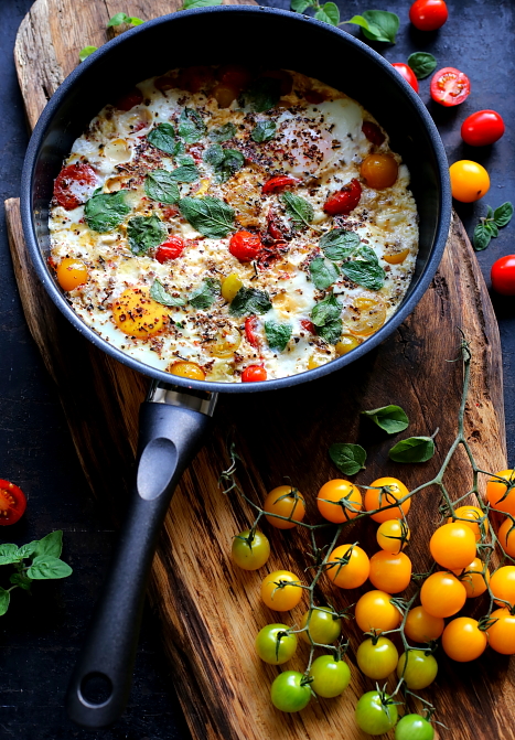 Jajka sadzone z mozzarellą i pomidorami