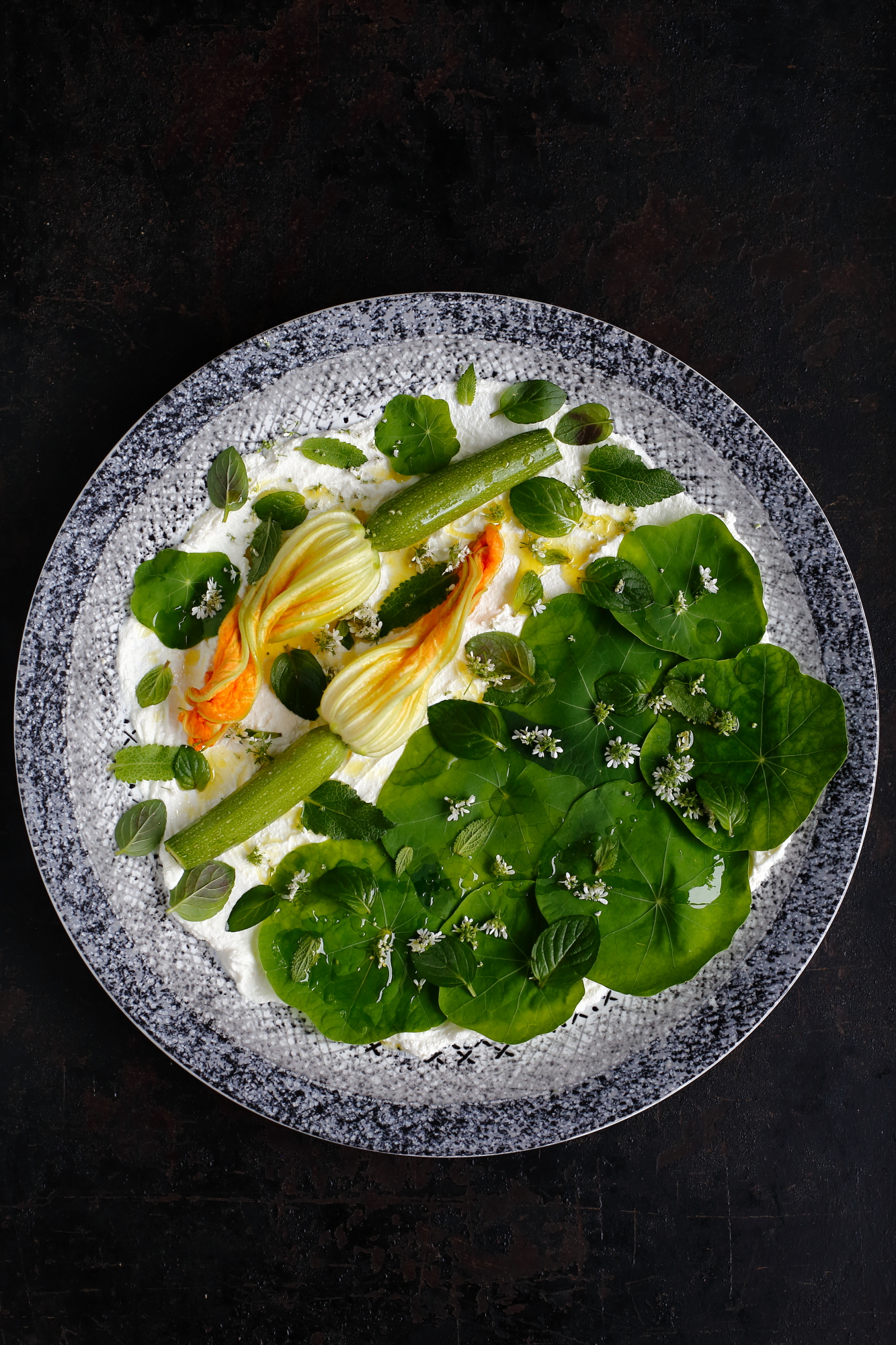 Sałatka z liści nasturcji