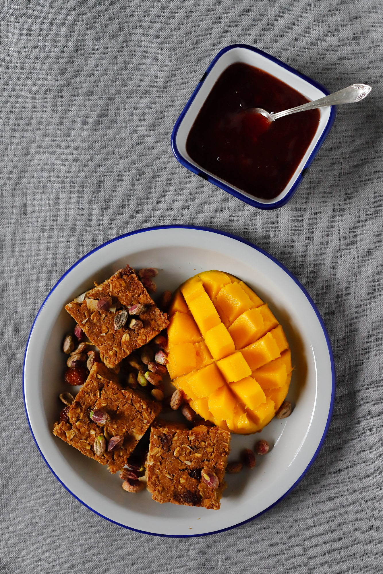 Owsianka z piekarnika na soku z mango