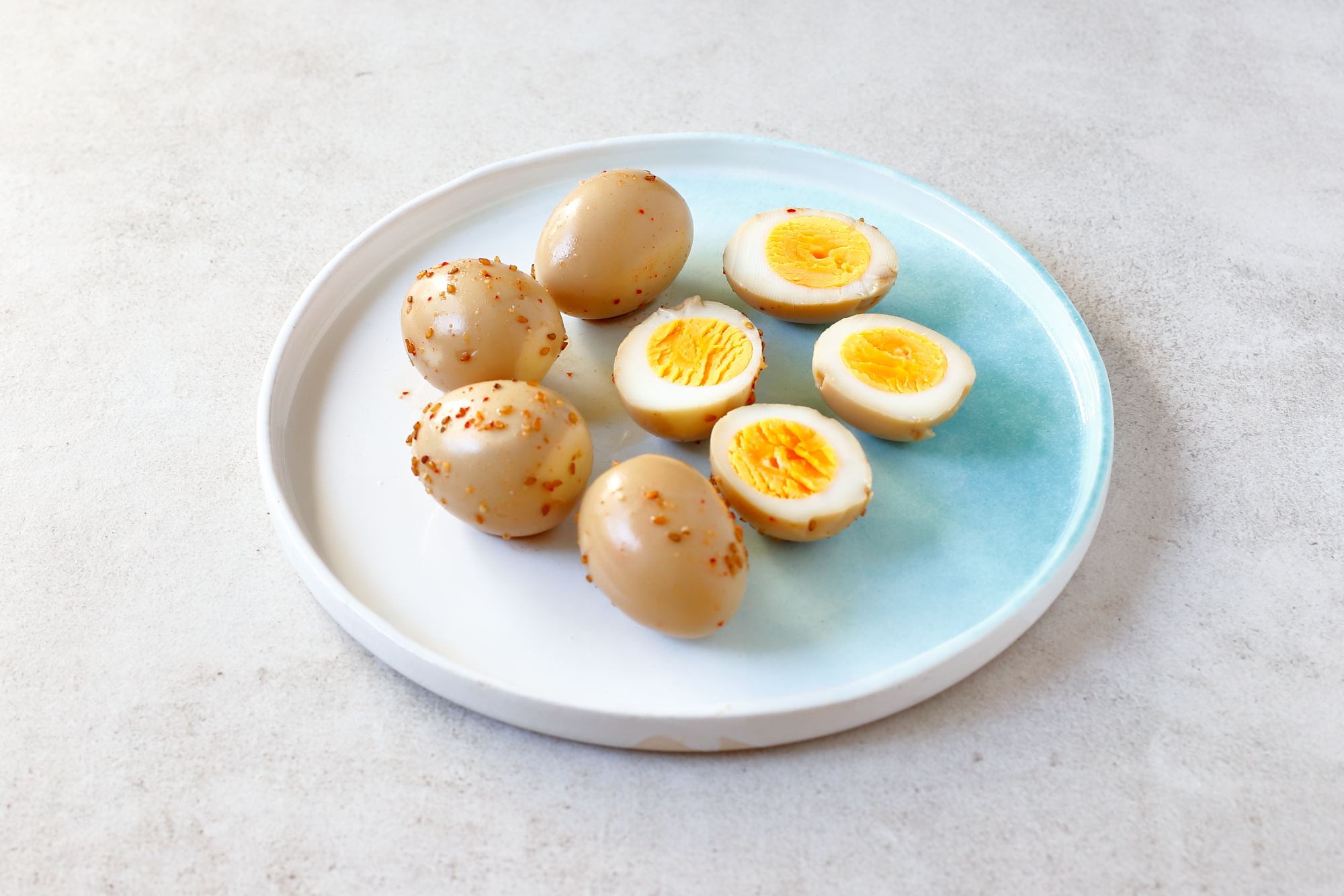 Jajka po japońsku marynowane w sosie rybnym