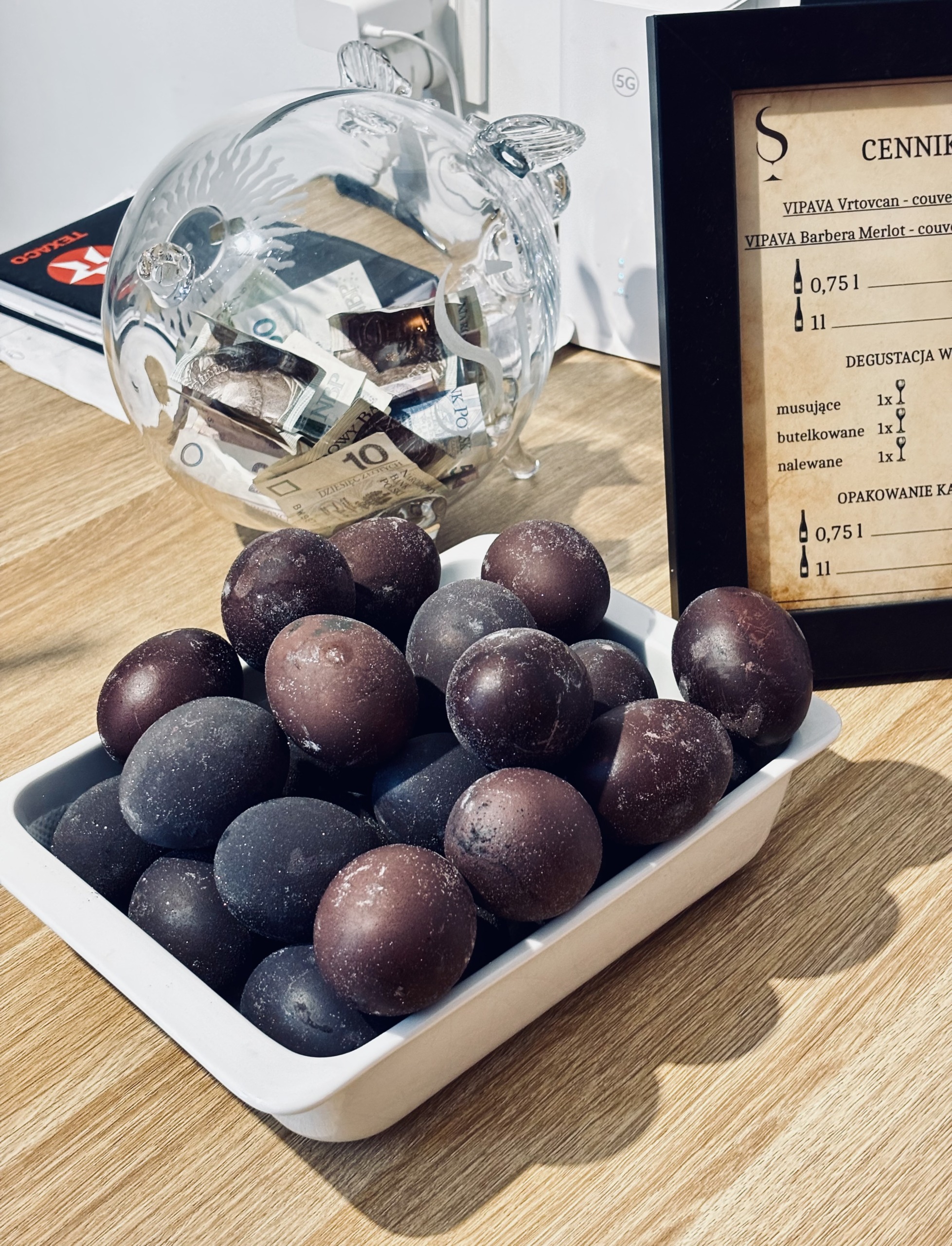 Jajka farbowane czerwonym winem Jajka farbowane czerwonym winem