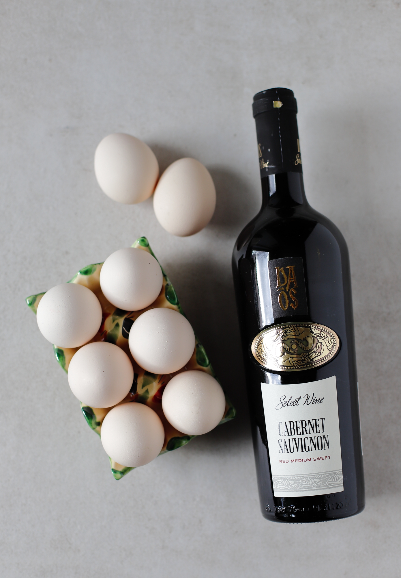 Jajka farbowane czerwonym winem Jajka farbowane czerwonym winem